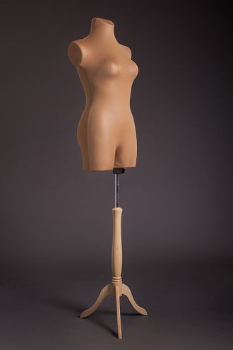 MDT-10 R Манекен женский с бедром телесного цвета на светлой деревянной подставке