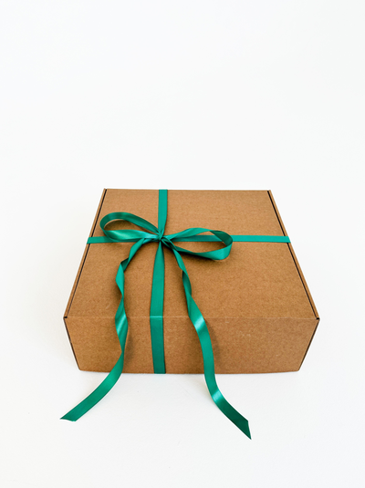 Большая подарочная коробка GILEV 37х37х14см с зеленой лентой и наполнителем крафт