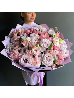 НЕЖНЫЙ СИРЕНЕВЫЙ БУКЕТ С ОДНОГОЛОВЫМИ И КУСТОВЫМИ РОЗАМИ, КУСТОВЫМИ ХРИЗАНТЕМАМИ, ЭУСТОМОЙ И АЛЬСТРОМЕРИЕЙ - (АРТ. С156)