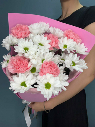 Букет нежных диантусов и ромашковых хризантем