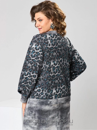 Стильный костюм в деловом стиле, состоящий из жакета и юбки