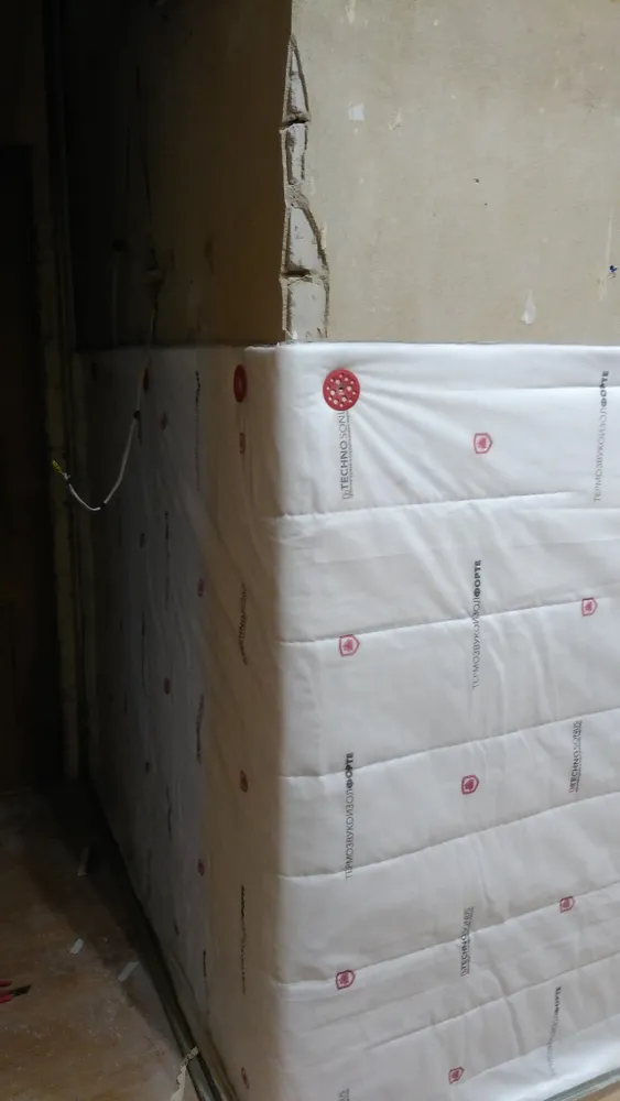 Монтаж системы звукоизоляции для угловой стены коридора в новостройке