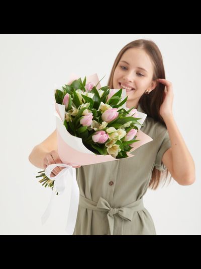 Букет из тюльпанов с альстромерией