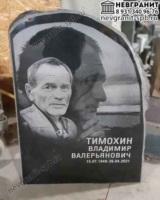 Памятник на могилу  мужчине с портретом большим фон