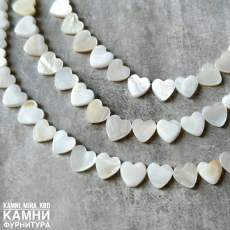 Перламутр белый сердечки с горизонтальной дырочкой 10-10,6х2,6 мм, цена за нить 19 см