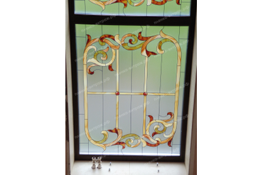 Окно на лестнице с витражом на пленке 