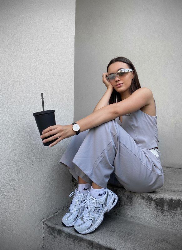 лук с кроссовками New Balance 530 в городском стиле