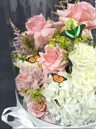 Большой букет в нежных тонах с пятью бабочками №137