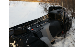 Ставил Барса обратно как раз за руль - больше рычага нет. Расстегнул обивку руля, стропу удавкой вокруг рулевой стойки и домкратом уже опрокинул.