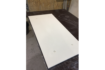 Внешний вид готовой панели с подготовленными отверствиями под саморезы и декоративные колпачки/заглушки для саморезов. Цвет - "выбеленный бетон".