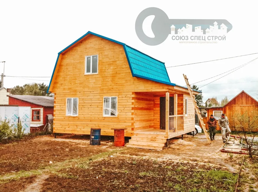 Дачный дом с ломаной крышей