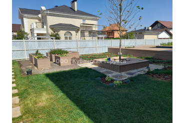 Терраса вокруг бассейна с кашпо