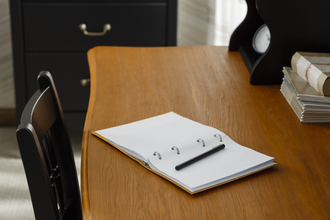 СТОЛ ПИСЬМЕННЫЙ Айно №2 ИЗ МАССИВА СОСНЫ НА ВЫСОКИХ НОЖКАХ 142 Х 62,5 Х 76 СМ