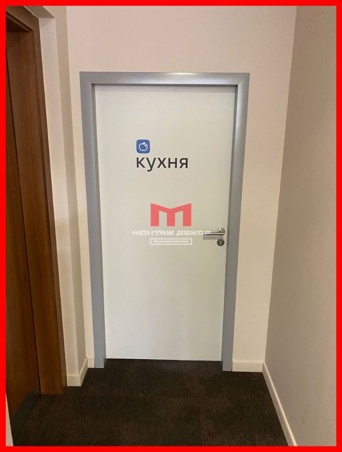 Брендированные дверные таблички из ПВХ в офисе