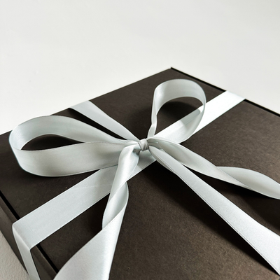 Подарочная коробка GILEV 27х25х10см черная с наполнителем и серебряной лентой