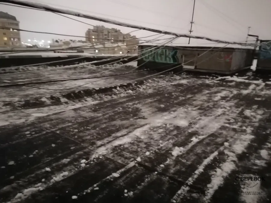 Полная очистка от снега плоской кровли