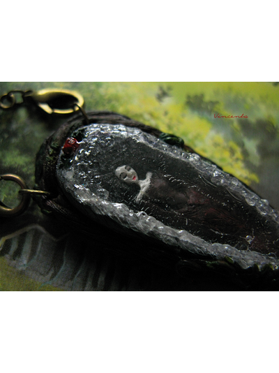 Белоснежка. Кулон по мотивам сказок братьев Гримм. Миниатюра из полимерной глины