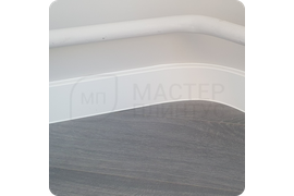 Универсальное решение: установка белоснежного плинтуса обеспечивает идеальное сочетание с любым интерьером, добавляя ему чистоту и элегантность.