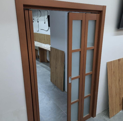 ДВЕРЬ-КНИЖКА (СИММЕТРИЧНАЯ). OPTIMA PORTE/ TURIN (ТУРИН) 540.222 ОРЕХ/ СТЕКЛО САТИН СВЕТЛОЕ