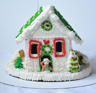 Большой пряничный домик с маршеллоу и снеговиком