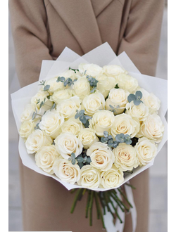 31 белая роза с эвкалиптом