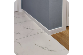 Свежий акцент: монтаж Dollken Cubu Flex Life 80 в белом цвете создает свежий акцент, визуально расширяющий пространство и придающий интерьеру легкость.