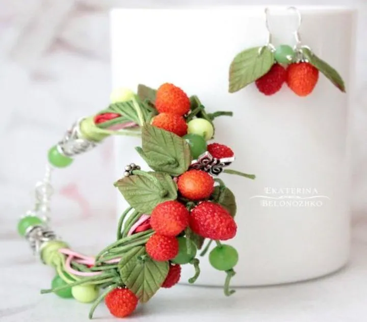 Работа Екатерины Белоножко . Использован молд "Земляника NEW", "Лист малины"