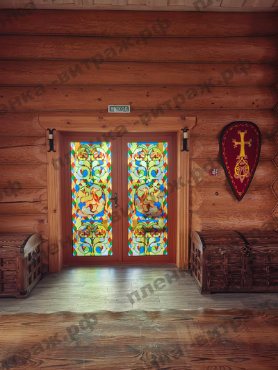 Витражная пленка, витражная пленка самоклеющаяся, пленочный витраж со старорусским рисунком в дверь