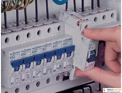 Замена автоматического выключателя в щитке квартиры ИВАНМАСТЕР