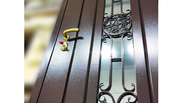 Входная стальная дверь со стеклопакетом и кованной решёткой. Пос. Ишалино