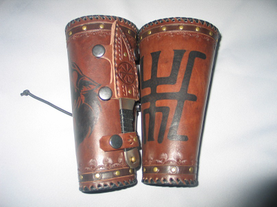 Наручи с ножом "Волк в лесу".