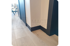 Премиальное качество в каждой детали: черный алюминиевый плинтус ПЛ 100 с роскошным муаровым блеском.