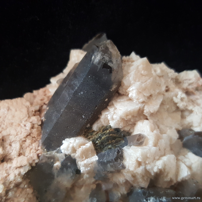 Дымчатый кварц на микроклине. 75*56*15мм