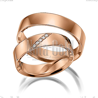Классические обручальные кольца из красного золота с косой полоской бриллиантов в женском кольце