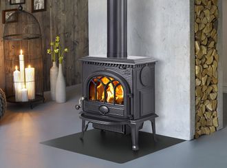 Картина по номерам печь Jotul F3 CB BBE у стены с дровником