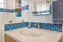 Укладка элементов бордюра в ванне (базовая высота укладки бордюра 90 см от пола или 3-5 см от уровня раковины)