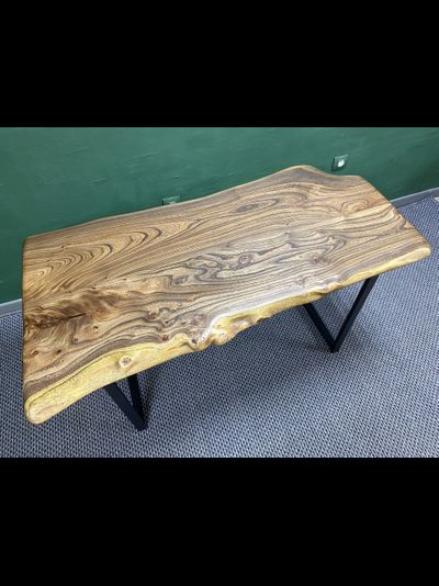 обеденный стол из слэбов карагача с природным краем