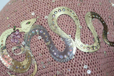 Украшение в виде змейки на вязаном берете для женщин фото