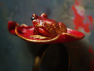 Кольцо с лягушкой на лепестке Червонной Муравы