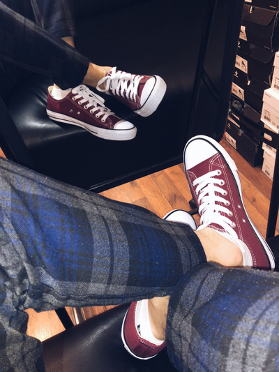 С чем носить бордовые низкие кеды Конверс 139794f фото