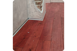 Пример использования плинтуса ПЛ 40 «серебро» для создания гармоничного дизайна в спальне.