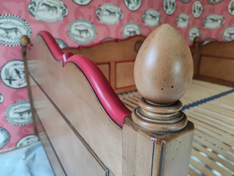 Кровать, в виде софы на резных ножках.