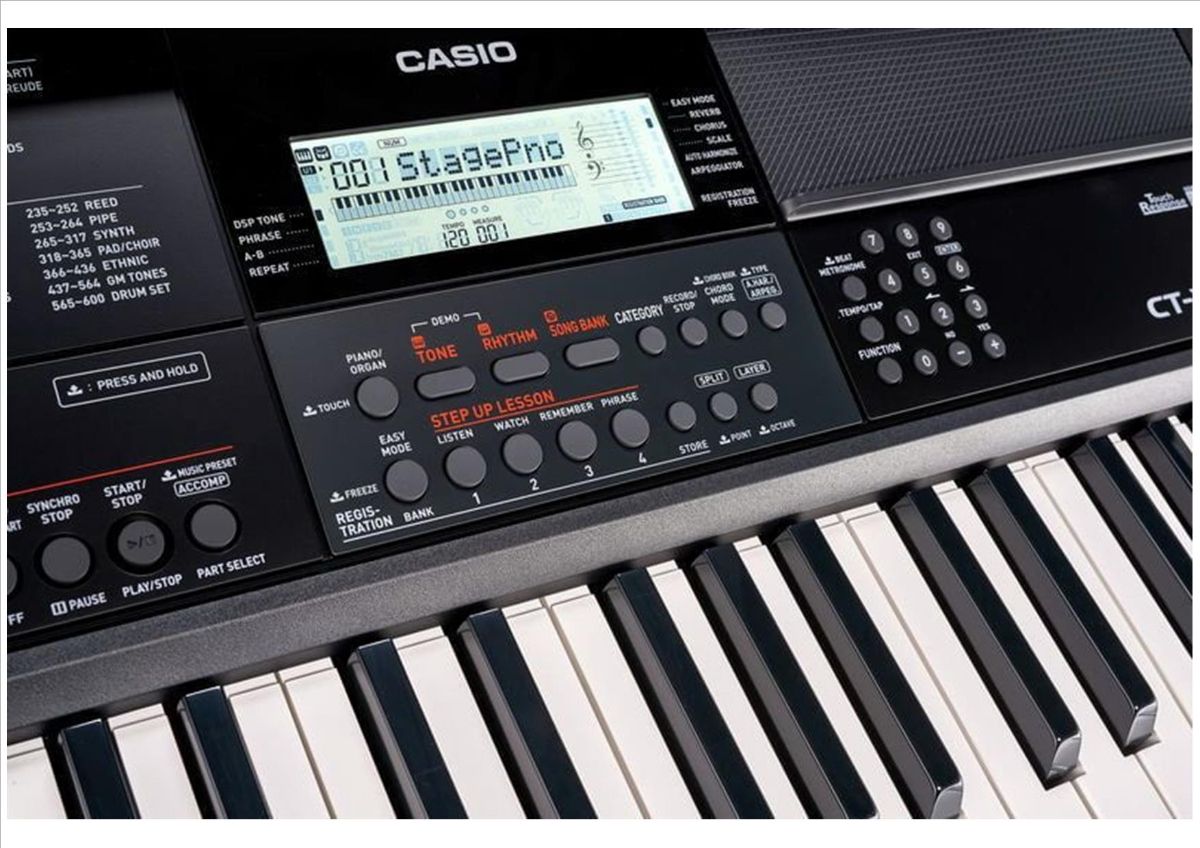 Фото дисплея на синтезаторе CASIO CT-X700