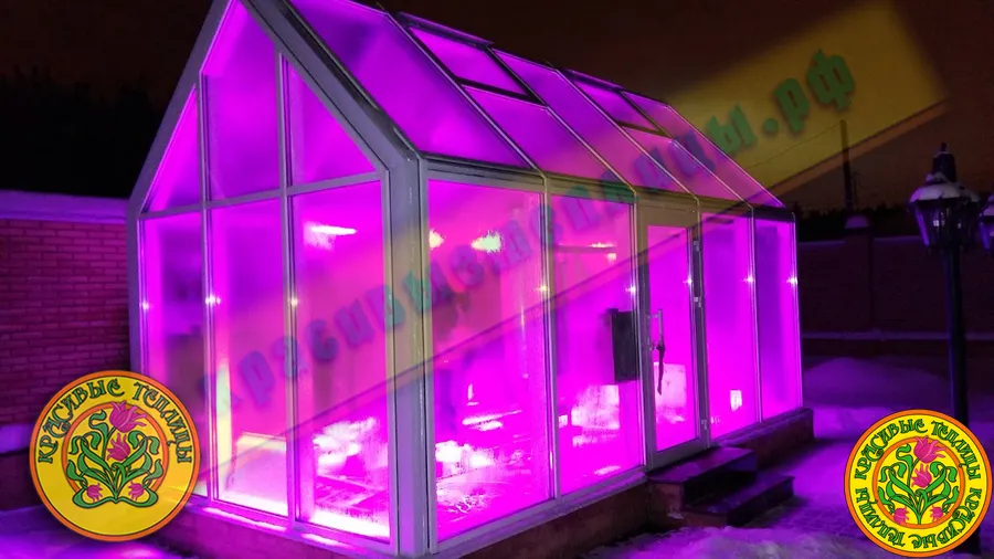 Зимняя теплица из алюминия и стекла в английском стиле.