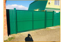 Монтаж забора из профнастила с калиткой