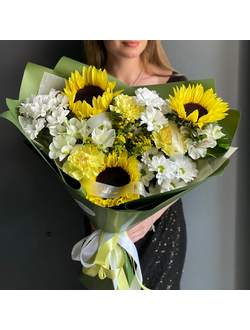 БУКЕТ С ЛЕТНИМИ ПОДСОНУХАМИ, РОМАШКОВОЙ ХРИЗАНТЕМОЙ И ГВОЗДИКАМИ - (АРТ С143)