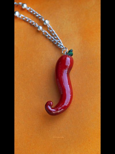 "Добавь перчика!" Яркий кулон с перцем Чили