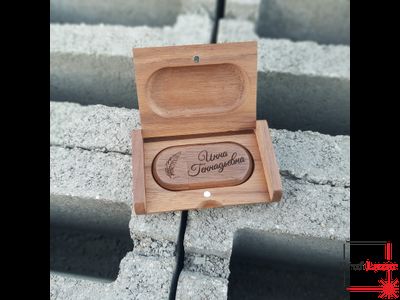 Именная флешка с гравировкой в футляре