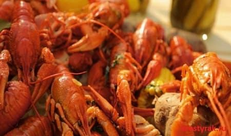 Много вареных раков друг на друге
