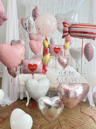 Нежное оформление интерьера спальни розовыми белыми и серебряными гелиевыми шарами сердцами Троицк Н